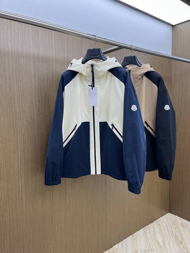 The latest designer jacket for fall/winter Mon 2540. The details show the crafts