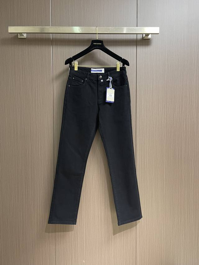 Jacob Cohen men's stylish straight-leg jeans! These jeans are made from importe