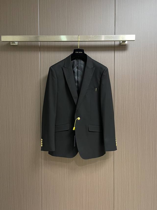 A complete set, detachable, for sale. Suit 490, trousers 300. Lv 2025Fw. Black