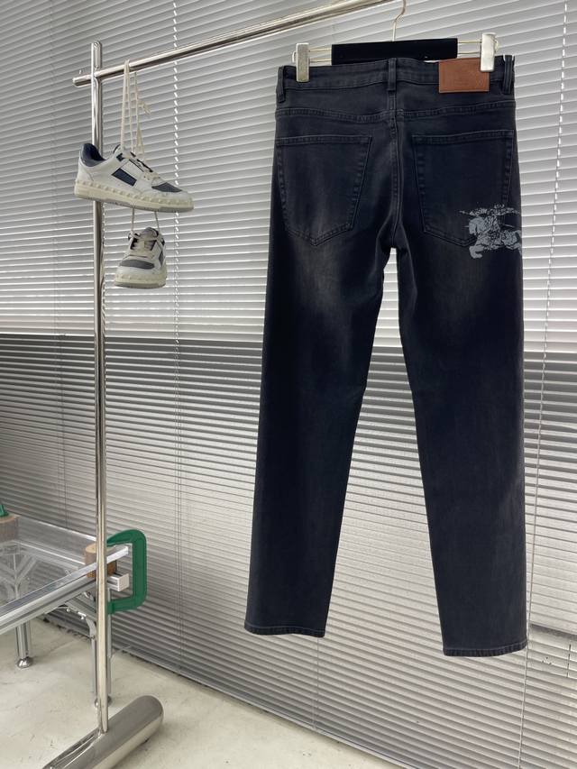 Bbr's 25Fw new jeans are made of high-quality stretch fabric in a fashionable an
