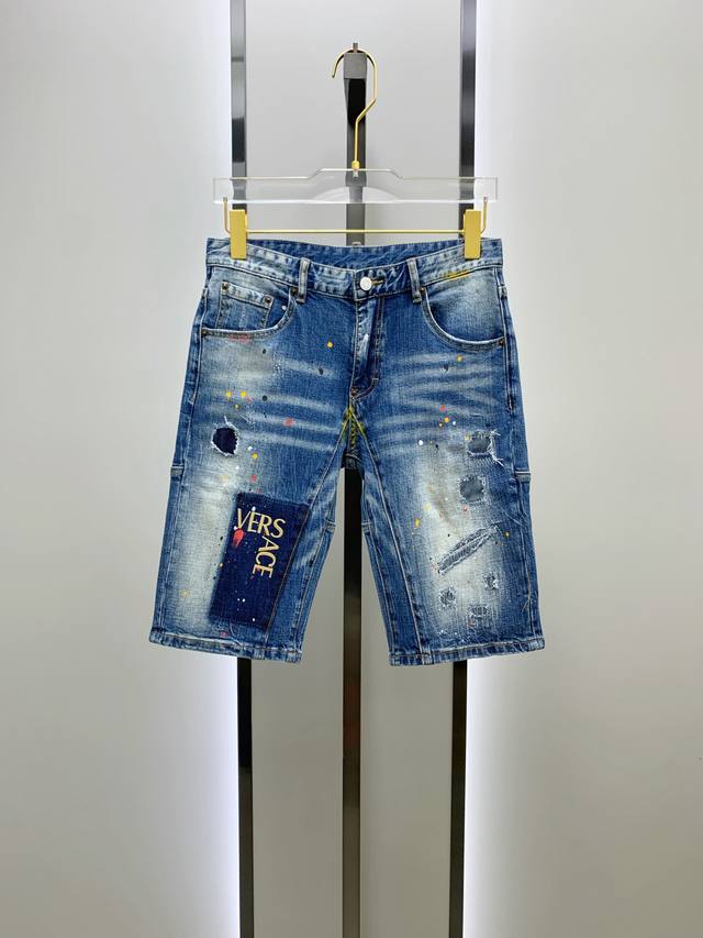 Versace's new, high-end, exclusive 25Ss, a super-hot street-ready denim shorts