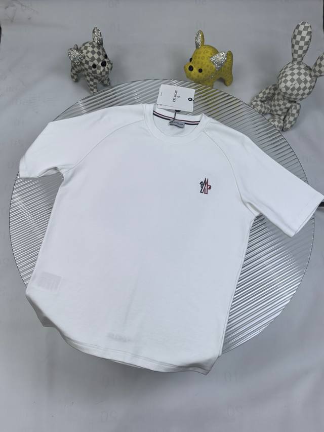 Moncler's 2025 Autumn/Winter round-neck embroidered short-sleeved T-shirt. The e