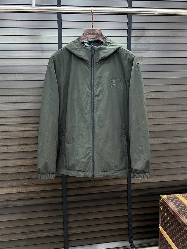 C44 - Burberry's new reversible jacket, DDD, is available on the official websit