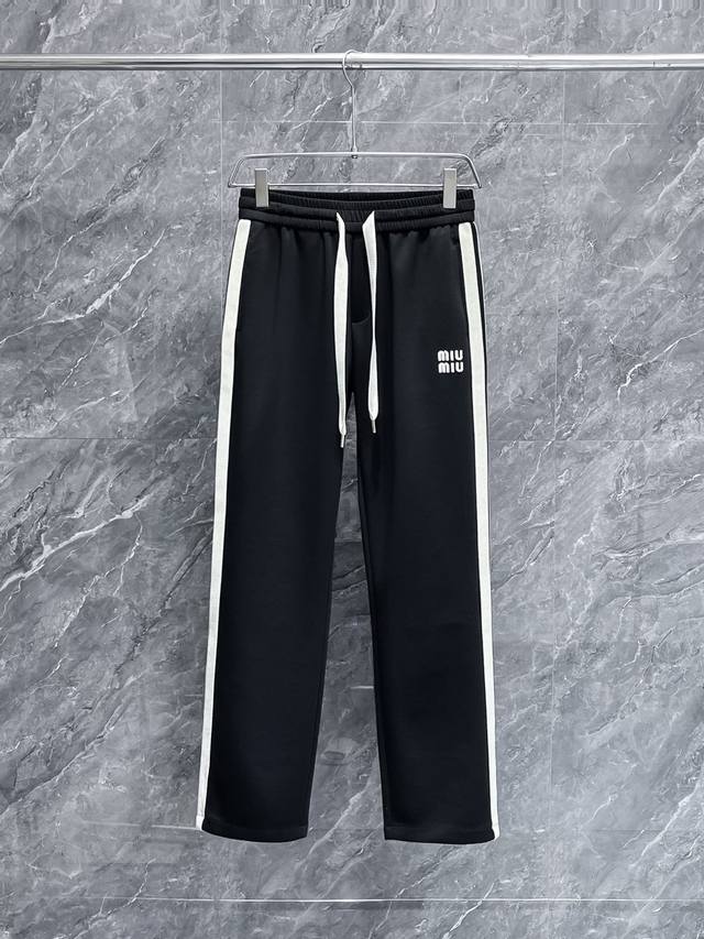 Miu's top-tier Spring/Summer 2025 casual pants! Available now on the official w