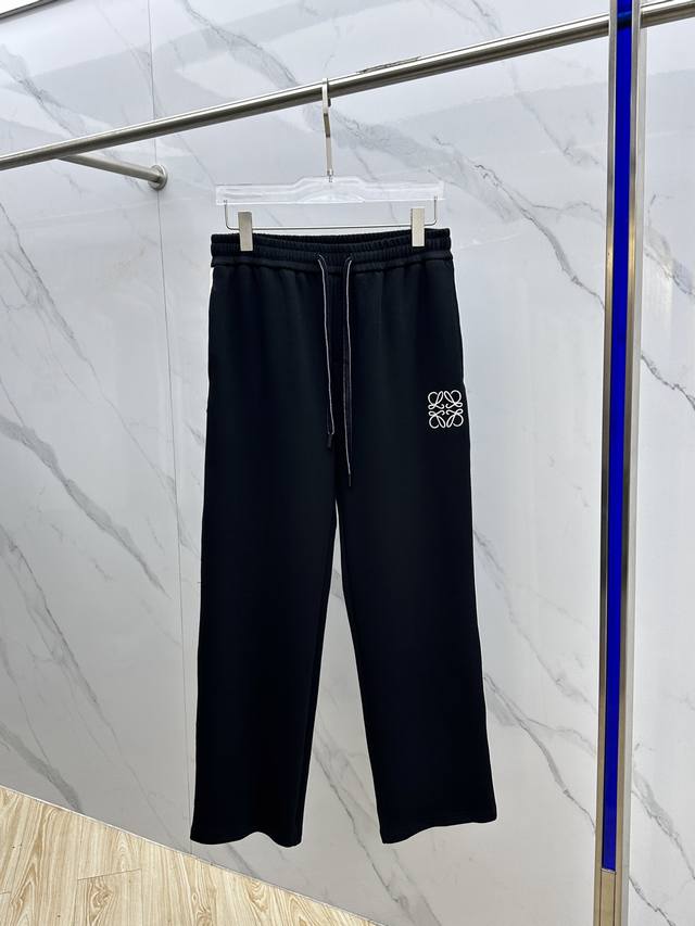 Loewe's new autumn/winter 2025 casual pants feature 3D embroidered logos. This h