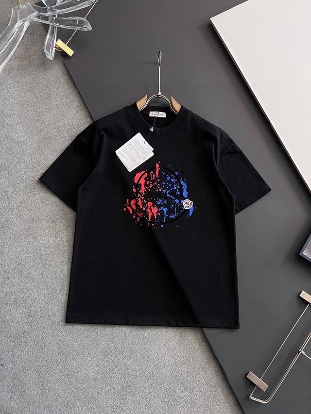 25 Moncle's latest and exclusive hits. This 280g heavy cotton double-yarn top is