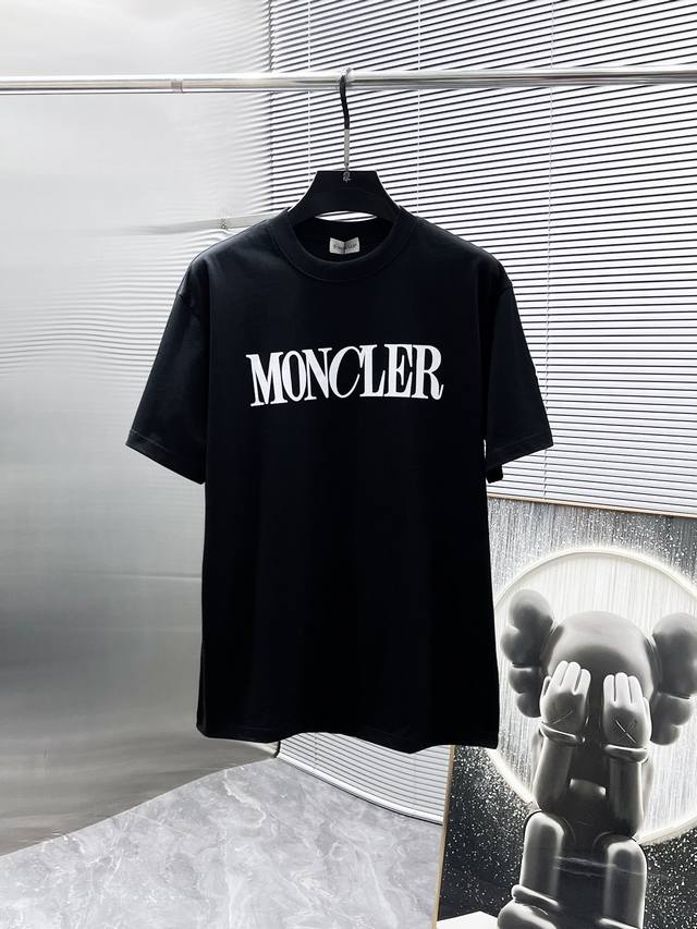Moncler's new 2025Ss short-sleeved, loose-fitting, crew-neck T-shirt. A high-en