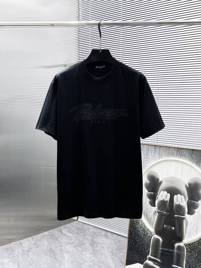 Balmain's new 2025 short-sleeved, loose-fitting, crew-neck T-shirt. A high-end