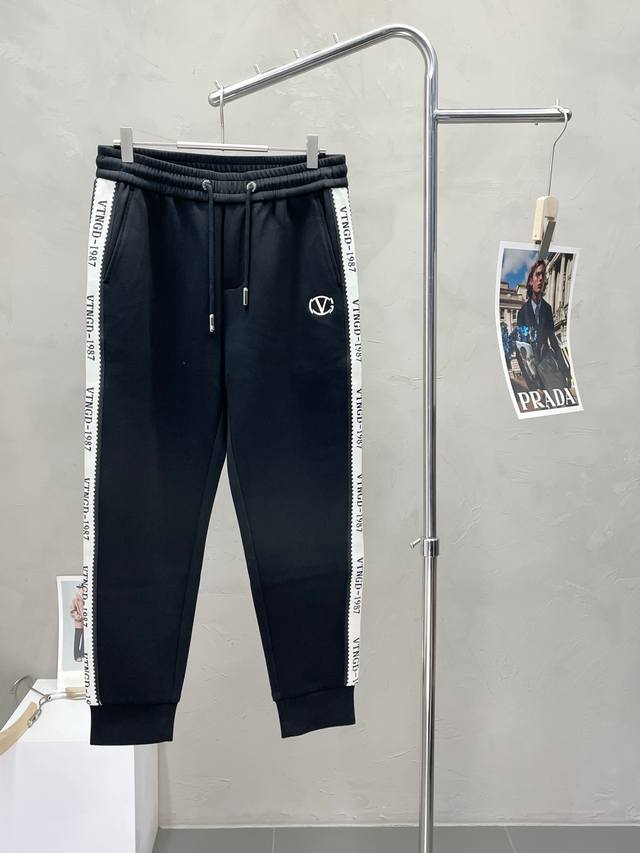 Exclusively for Valentino, these new, high-end casual pants are available! Cust