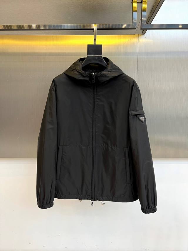 Prada, high-quality 2025 autumn and winter hooded padded jacket. Cutting the urb