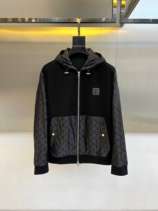 Lv, 2025 Fall/Winter new hooded jacket. This black hooded jacket is crafted from