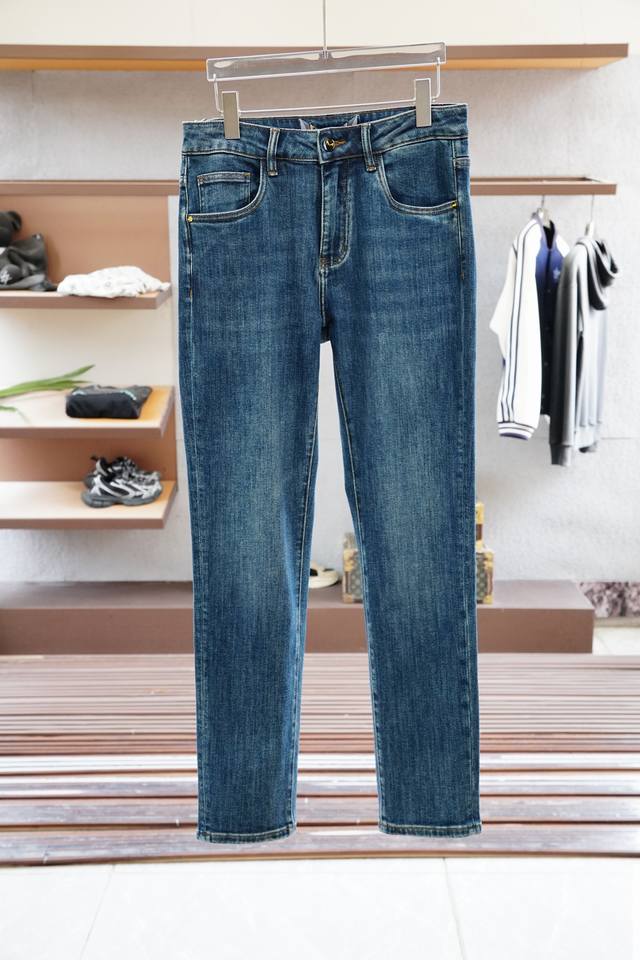 Fendi's new arrivals: 2020 Fendi's new 2020 early fall casual jeans, a high-end