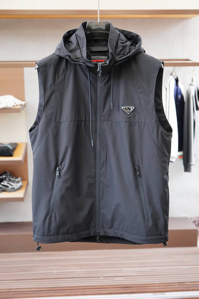 Prada's 2025 Early Fall Men's Casual Vest Jacket. Wearing this simple, sophistic