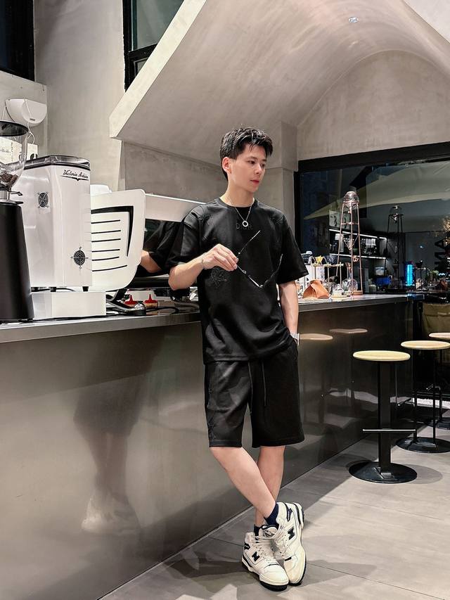 Dio. Dior's high-end custom 2025 Spring/Summer collection debuts at the counter,