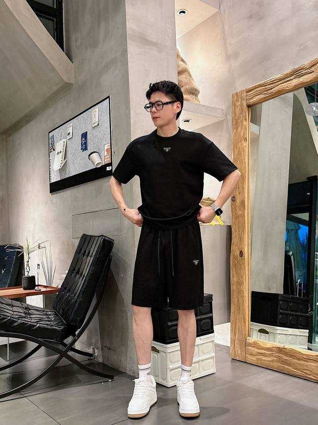 Prad. Prada's high-end custom 2025 Spring/Summer collection, the latest short-sl