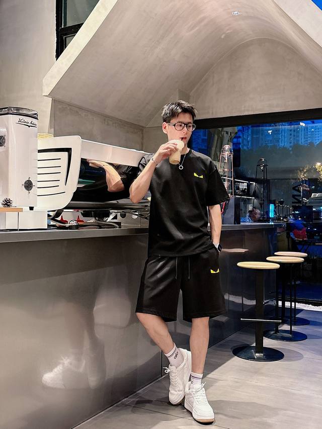 Fend. Fendi's high-end custom 2025 Spring/Summer collection debuts at the offici