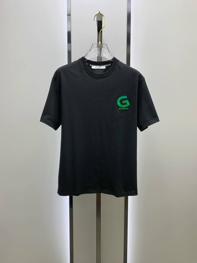Givenchy's new summer 2025 short-sleeved T-shirt, the first exclusive online rel