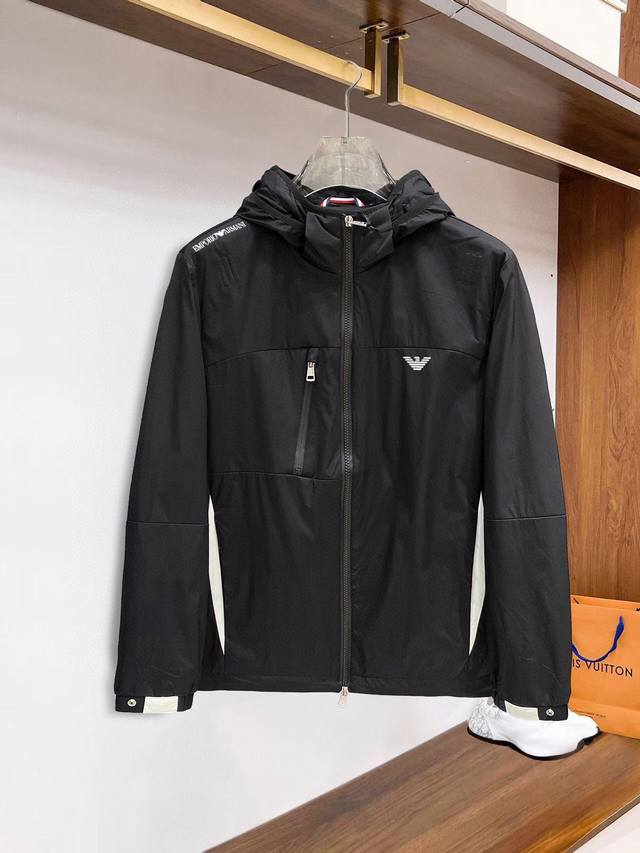 Armani's official website also released a new functional sports hooded sweatshi