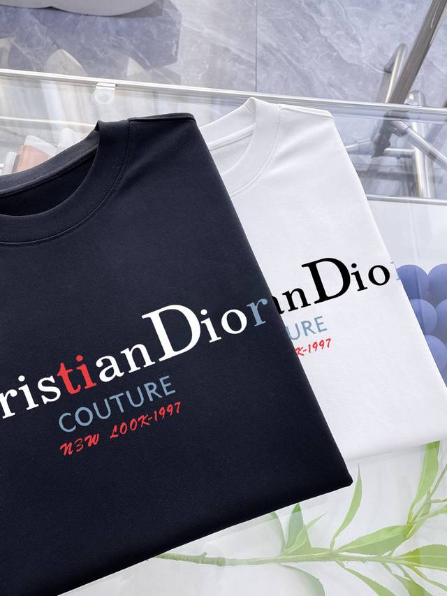 Dior's new double-layer, heavily-printed, letter-printed short-sleeved T-shirt.