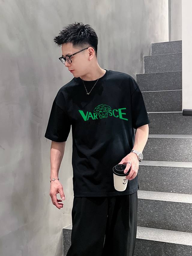 Versace's new double-layer, heavily-printed, letter-printed short-sleeved T-shir