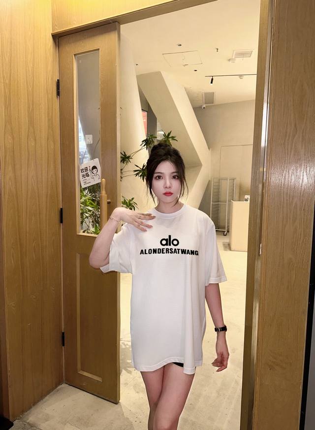 Alo's new double-layer, heavy-duty, letter-printed short-sleeved T-shirt. Whethe