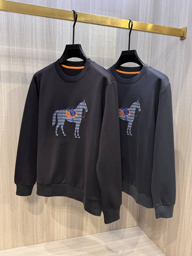 , model Hs202#, is the latest 2025 Fall/Winter men's horse-embroidered crewneck