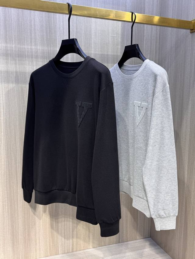 Model L812, unisex, Valentino's latest Fall/Winter 2025 crewneck sweatshirt wit