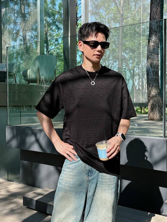 Fendi's 2025 Spring/Summer new release, the latest short-sleeved crewneck T-shir
