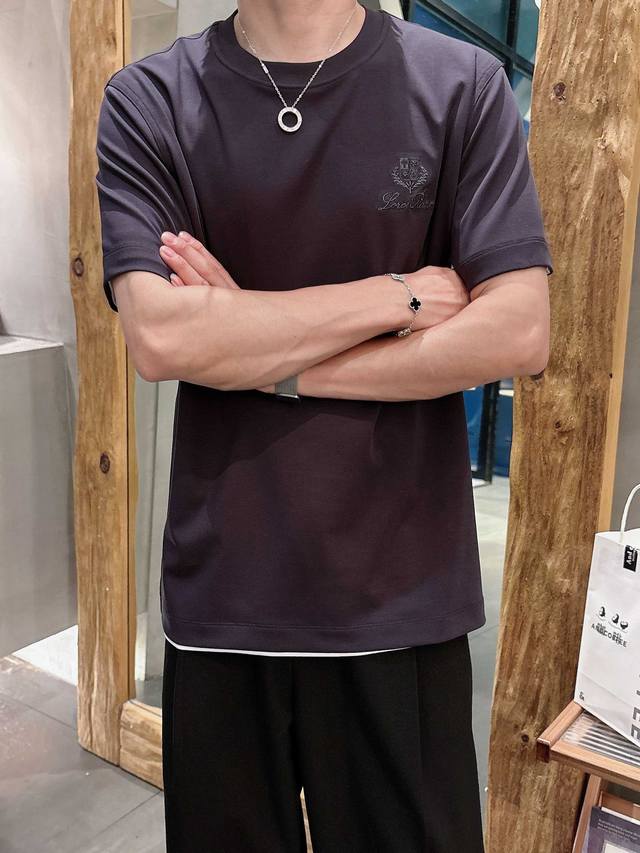 L New Spring/Summer Collection! The latest short-sleeved, crew-neck T-shirt, fea