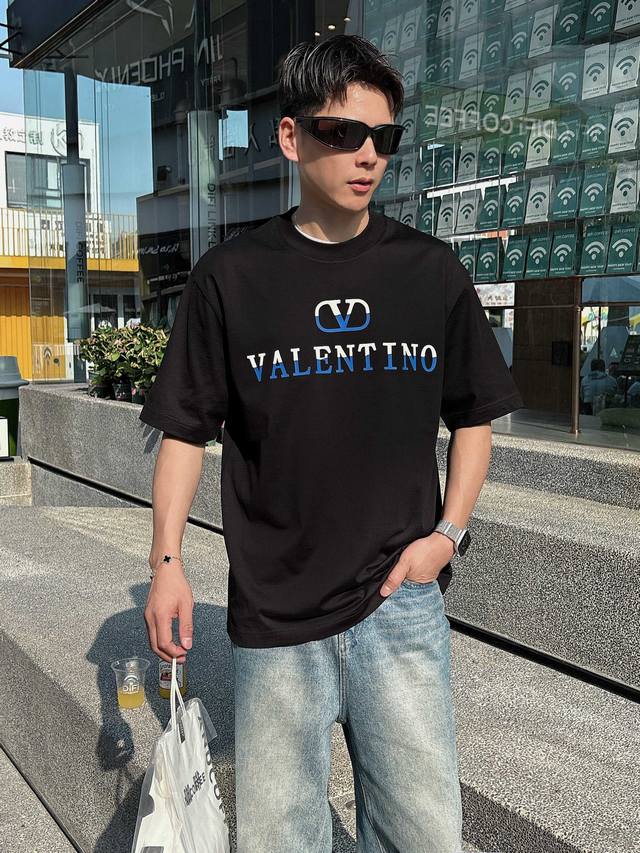 Valentino's 2025 Spring/Summer new release, the latest short-sleeved crewneck T-