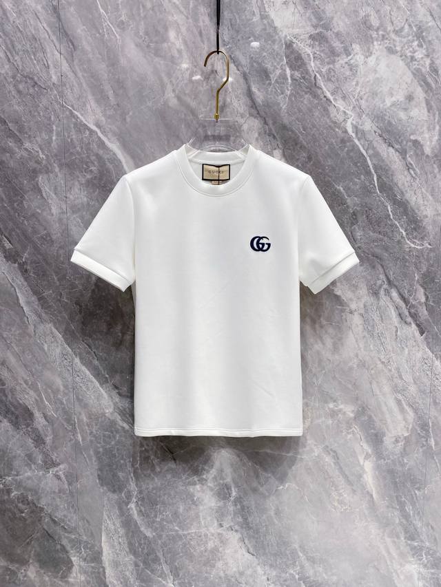 Gucci's 2025 Fall/Winter round-neck embroidered short-sleeved T-shirt. The eleme