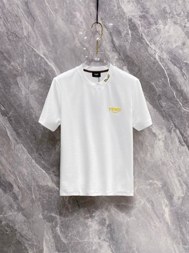 Fendi's 2025 Fall/Winter round-neck embroidered short-sleeved T-shirt. The eleme