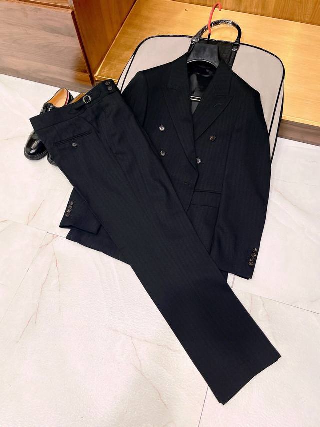 A classic, hand-sewn Milanese eye crescent-shaped tailoring! This double-breast