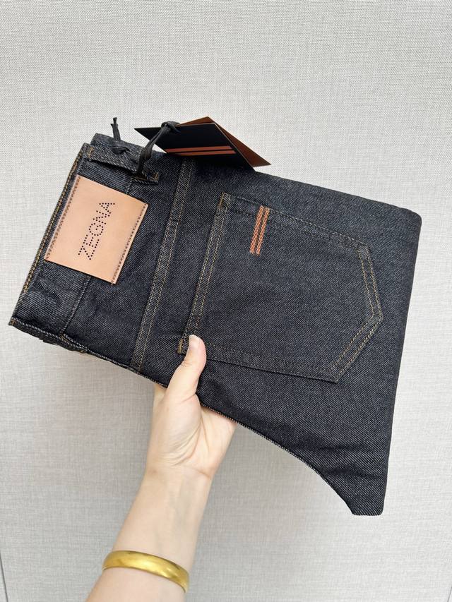 Z is available on the official website and in the store. This is a pair of jeans