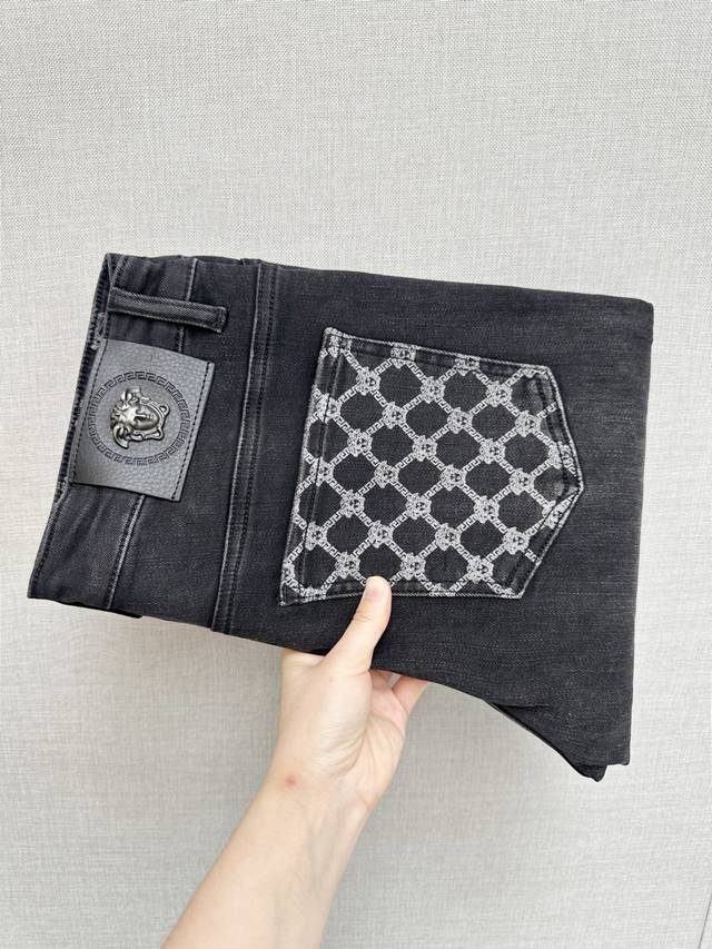 Available on Versace official website and counters simultaneously, original sin