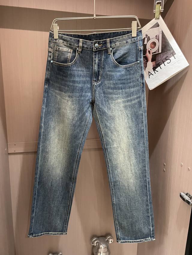 Alo's new autumn/winter 2025 casual jeans feature a clean, neat cut and a vibran
