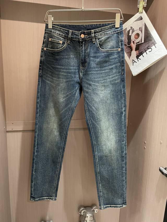 Yves Saint Laurent's new autumn/winter 2025 casual jeans have a clean, neat cut