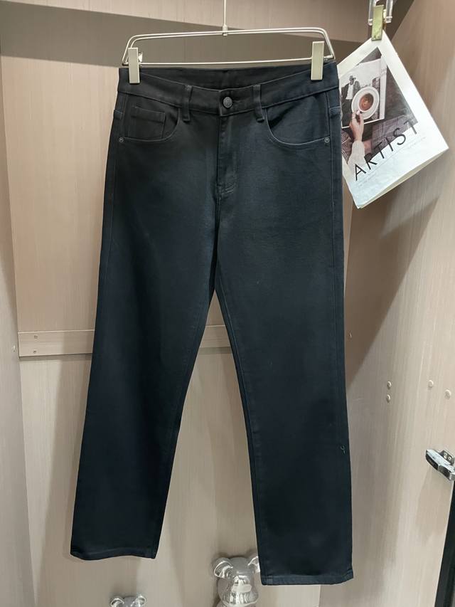 Dior's new autumn/winter 2025 casual jeans feature a clean, sharp cut and a dist