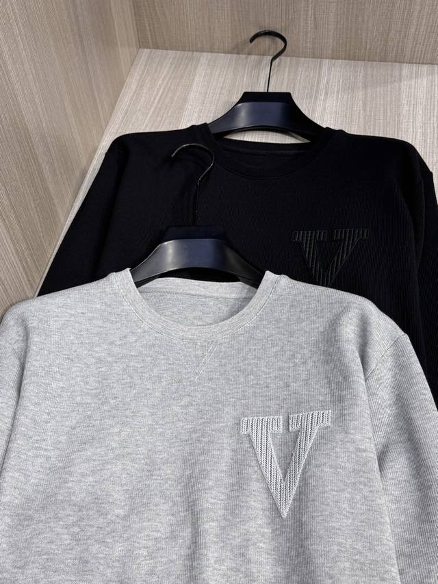 Model L812, unisex, Valentino's latest Fall/Winter 2025 crewneck sweatshirt wit