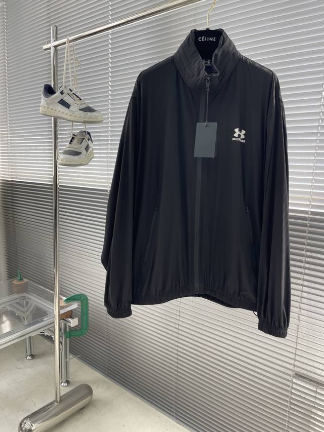 Balencia G's co-branded stretch nylon jacket. Made from stretch nylon, the addit