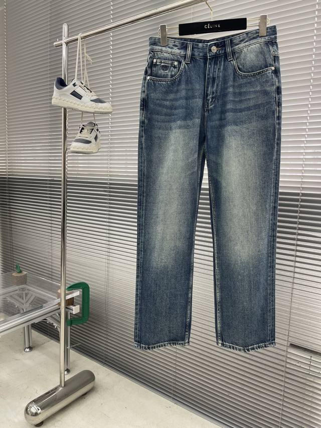 Dio's new autumn and winter jeans are made from custom-made washed denim fabric,