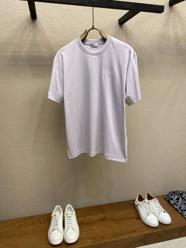 Dior, a simple lettered short-sleeve top, a casual and effortless choice. For a