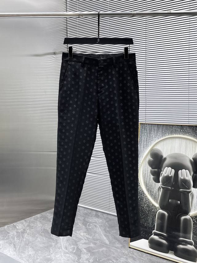 Dolce & Gabbana's new 2025 cropped casual trousers are a high-end style! Custom-