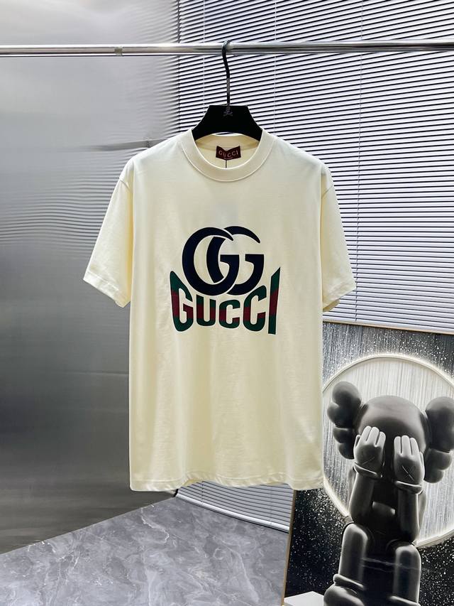 Gucci's new 2025 short-sleeved, loose-fitting, crew-neck T-shirt. A high-end mod
