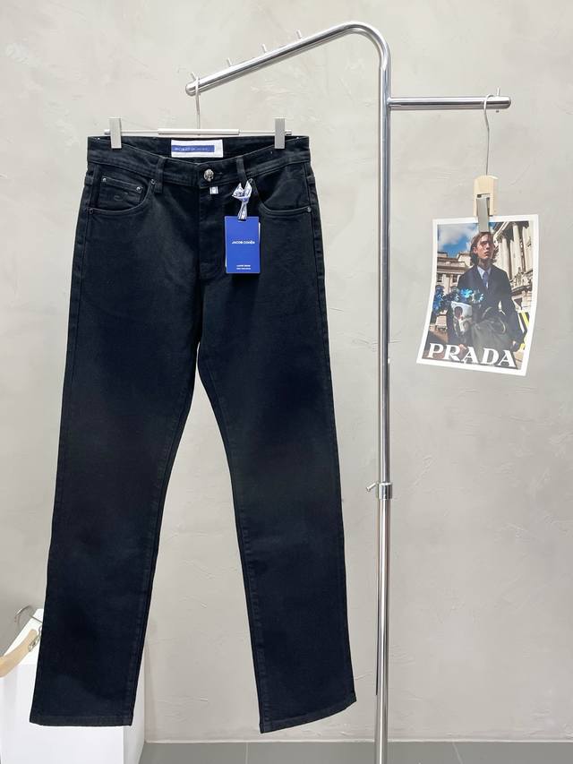 Jacob Cohen's exclusive new, high-end casual jeans! Custom-made fabrics are bre