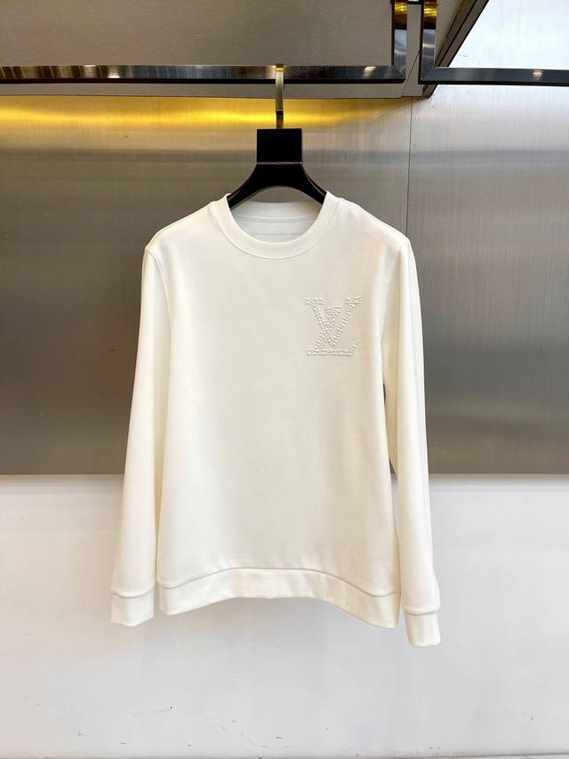 Louis V, 2025 Fall/Winter Warm Fleece Sweatshirt. The exquisite LV sequined logo