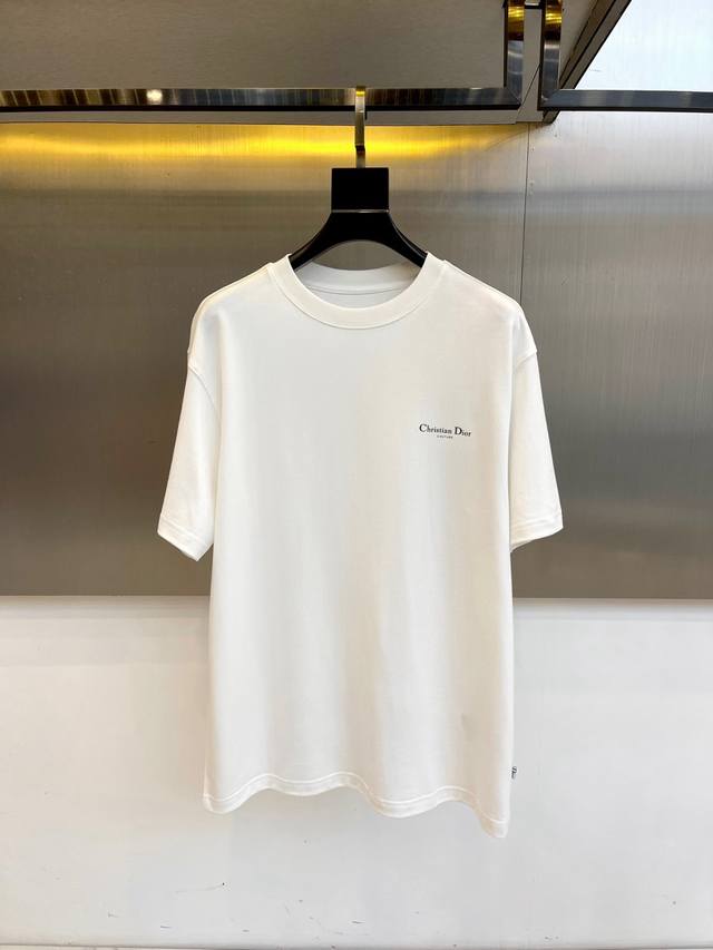 Dio, Autumn/Winter 2025 mid-sleeve base shirt. The gold-stamped Dior logo on the