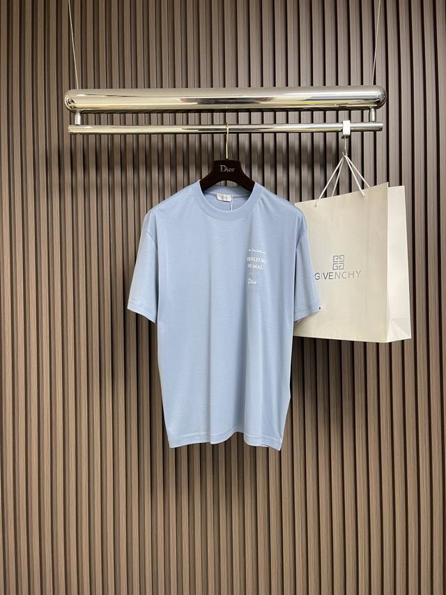 Dior's blue couple's round-neck short-sleeved T-shirt, with a light blue backgro