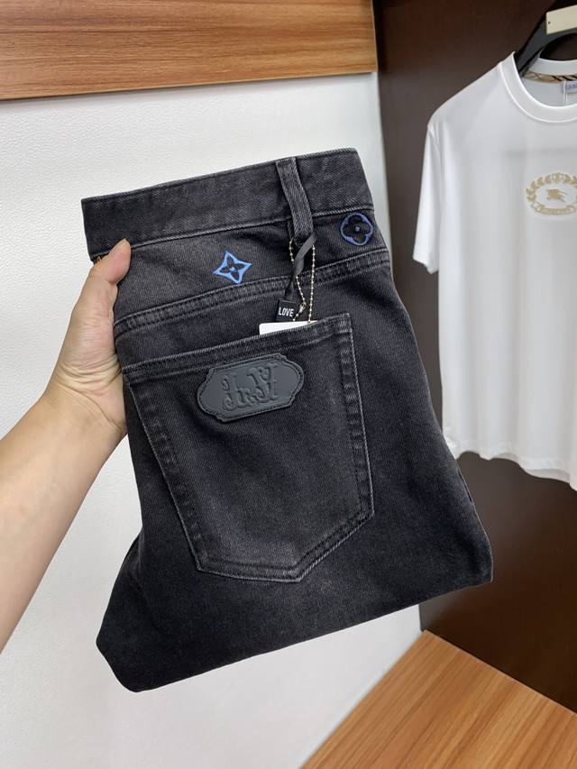 Louis Vuitton's new 2025 Spring/Summer casual jeans feature a clean, sharp cut