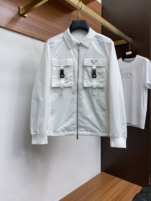 Prada's latest 25Ss jacket with a lapel, featuring a stylish and cool design! A
